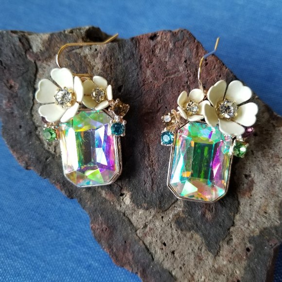 🌺Betsey Johnson Floral Iridescent Stone Earrings - NWOT🌺 - Picture 3 of 5